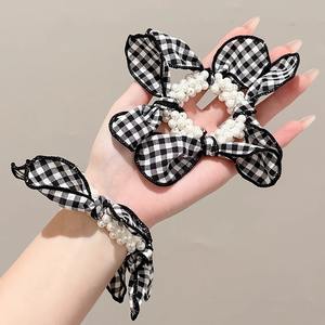 ที่รัดผมแบบพันลำไส้ใหญ่ขนาดใหญ่ทำด้วยมือผ้าขาวดำดูหรูหราพร้อมโบว์ไข่มุกมัดผมแบบยืดหยุ่น - Product Image 2