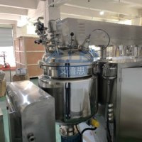 Pommade faisant l'équipement Homogénéisateur de production de crème cosmétique Mélangeur émulsifiant sous vide Mélangeur de lotion avec chauffage à la vapeur