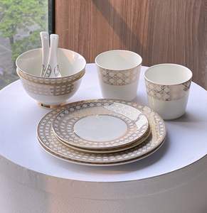 Nouvel ensemble de vaisselle en porcelaine fine à motif quadrillé doré européen, 10 pièces - Product Image 1