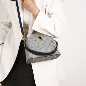 几何印花图案手提包，由PU材料制成的带有V标志的方形女式肩包。2536 - Product Image 4