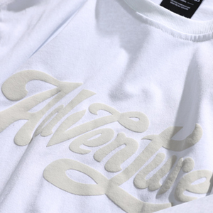 เสื้อยืด QUATU ผู้ชาย พิมพ์ลายพัฟ 270gsm ผ้าฝ้าย 100% ทรงโอเวอร์ไซส์ สไตล์ไฮสตรีท ล้างแบบ Monkey Wash คุณภาพสูง พร้อมป้ายกำกับแบบกำหนดเอง - Product Image 1