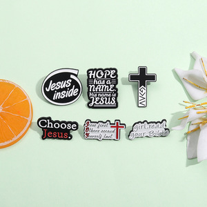 Broche émaillée bicolore noir et blanc avec motif croix, Jésus à l'intérieur, et la citation « Première Fille, Lis ta Bible » - Product Image 4