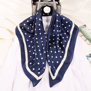 Zifeng OME <span class=keywords><strong>sciarpe</strong></span> di seta professionali personalizzate da <span class=keywords><strong>donna</strong></span> basse MOQ stampate <span class=keywords><strong>leopardate</strong></span> in tinta unita con fiocchi animali a pois - Product Image 2