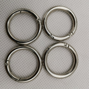 Venta al por mayor de fábrica: Anillo metálico abrible móvil de aleación de zinc, tipo resorte 33, localizador vintage antipérdida para llavero metálico con hebilla - Product Image 3