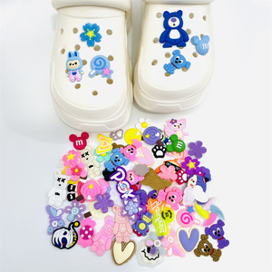 Charmes de chaussures en caoutchouc PVC personnalisés décorations supérieures souples avec applique à boucle à bouton produits mixtes pour breloque sabot - Product Image 1