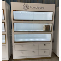 Luxuriöses Holz-Schmuckvitrinendesign mit gehärtetem Glas und LED-Lichtleiste – Anpassbare Vitrine für Einkaufszentren