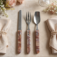 Ensemble de couverts de luxe en acier inoxydable avec manche en acrylique marbré marron, couteau, fourchette et cuillère en résine pour la mise en place de la table de mariage