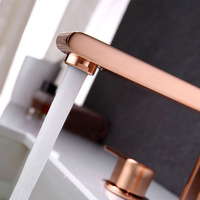Robinet de lavabo de salle de bain à trois trous, à poser sur le comptoir, en laiton brossé or rose, eau chaude/froide, mitigeur double poignée