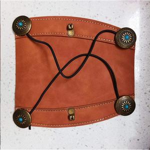 Protector de Brazo Tradicional de Cuero para Tiro con Arco con Conchos Turquesa, Protección Deportiva Unisex para Adultos, Marrón y Negro - Product Image 1