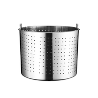 Ensemble de marmites classiques en acier inoxydable avec couvercle et panier égouttoir perforé, pour la cuisson de soupes et la préparation culinaire en restaurant commercial