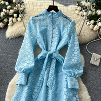 Robe midi élégante en dentelle à manches longues et ceinture pour femme, col montant, boutons décoratifs, tenue décontractée pour soirée