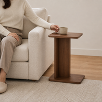 Table d'appoint carrée contemporaine en bois de noyer finition travertin avec base à panneau central pour chambre à coucher ou canapé