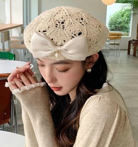 Gorro de <span class=keywords><strong>boina</strong></span> de mujer <span class=keywords><strong>a</strong></span> la moda con lazo y perlas, sombrero de verano calado, gorra holgada de ganchillo estilo artista francés - Product Image 1