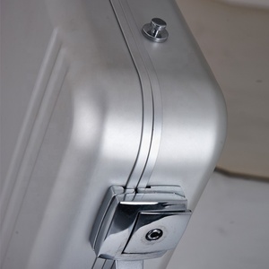 Maletín de aluminio portátil de una pieza, funda de aluminio puro plateado, espuma personalizada <span class=keywords><strong>con</strong></span> <span class=keywords><strong>llave</strong></span> - Product Image 3