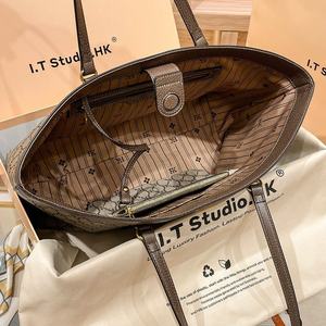 Bolso Tote Unisex de Gran Capacidad (20-35L) en Cuero Genuino con Cierre de Cremallera, Impermeable, Resistente, con Asa Suave, para Otoño e Invierno - Product Image 3