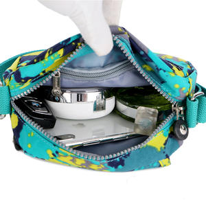 Bolso Bandolera de Hombro para Mujer, al por Mayor, de Nailon con Cierre, Poliéster, Pequeño, Cuadrado, con Estampado de Dibujos Animados, Estilo Urbano, para Teléfono Móvil - Product Image 4