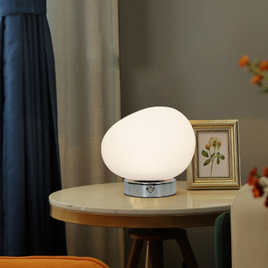 Lámpara de Mesa Creativa Italiana con Forma de Huevo de Ganso LED para Decoración de Sala de Estar, Dormitorio y Oficina con Diseño de Guijarros - Product Image 4