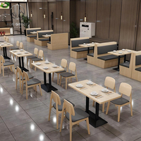 Ensemble de meubles de café moderne, restaurant, tables en bois avec pieds en métal, chaises avec coussin pâle et canapé en cuir