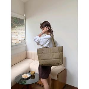 Sac fourre-tout classique d'hiver pour femme, rembourrage en coton doux, fermeture éclair, portable, à porter à la main ou à l'épaule, style matelassé, résistant à l'eau, Tanjing - Product Image 4