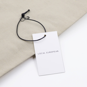 Giấy treo thẻ tùy chỉnh in thẻ Swing nhãn tái chế màu trắng với dây giày và pin - Product Image 2