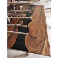 Table de conférence et de salle à manger tendance en résine époxy et noyer équatorien - Planche de bois naturel avec bord vivant à vendre