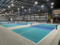 Construction de terrain de pickleball en structure acier PEB GloStar, grande portée, préfabriqué, pour installations sportives intérieures.
