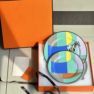 Nouvel ensemble de vaisselle et assiettes en porcelaine de luxe européen à motif équestre - Product Image 2