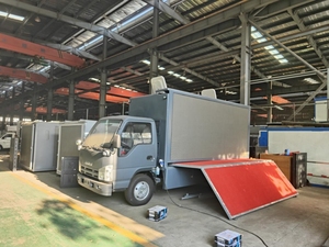 Camion de publicité extérieure d'Isuzu de camion d'ISUZU 4X2 P4 LED avec le camion de panneau d'affichage d'ISUZU LED d'étape - Product Image 6