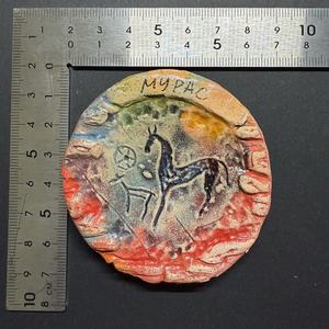 Aimant de réfrigérateur rond en argile fait main Sun Chaser, motif art rocheux, Talisman de la Voie de la Soie Ancienne pour la Manifestation et l'Énergie Positive. - Product Image 5