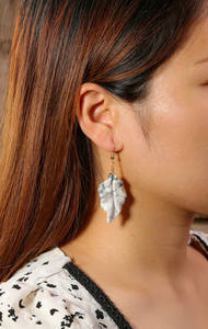 Pendientes de hoja de cristal de moda para mujer, joyería de gancho para la oreja chapada en oro, regalos de cumpleaños o boda - Product Image 6