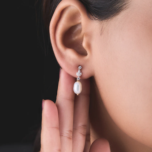 Superbes boucles d'oreilles en perles et diamants conçues pour les fêtes de mariage et les tenues de mode élégantes d'Inde - Product Image 3
