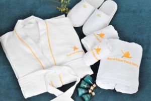 Xinbailong Hotel di lusso pantofole bianche <span class=keywords><strong>Set</strong></span> <span class=keywords><strong>asciugamani</strong></span> <span class=keywords><strong>e</strong></span> <span class=keywords><strong>accappatoi</strong></span> accappatoio Waffle accappatoio con Logo ricamato per Spa dell'hotel - Product Image 3