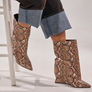 Stivaletti con zeppa in <span class=keywords><strong>pelle</strong></span> effetto serpente oversize da donna, stivali a punta con tacco alto e gambale medio. - Product Image 1