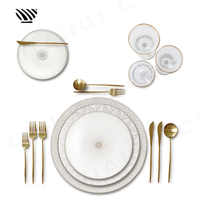 Élégant ensemble de plaques en céramique texturée argent-blanc motifs géométriques pour un décor de table de mariage sophistiqué minimaliste classique