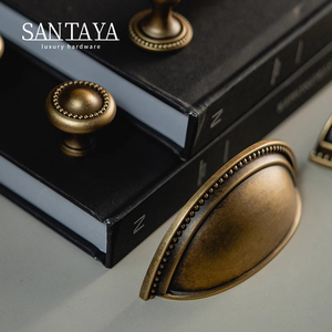 <span class=keywords><strong>Maniglie</strong></span> <span class=keywords><strong>Vintage</strong></span> in Ottone Massiccio Bronzato <span class=keywords><strong>per</strong></span> <span class=keywords><strong>Mobili</strong></span>, Pomelli a Conchiglia <span class=keywords><strong>per</strong></span> Armadi, <span class=keywords><strong>Maniglie</strong></span> <span class=keywords><strong>per</strong></span> Cassetti e Cucina - Product Image 3