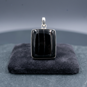 Pendentif rectangulaire en argent avec pierre rayée noire, design minimaliste, unisexe, à porter au quotidien - Product Image 2