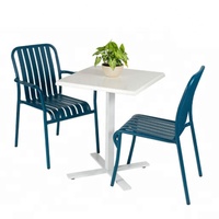 Ensemble table et chaises de restaurant moderne en aluminium avec chaises empilables robustes pour usage extérieur, villa, parc, appartement