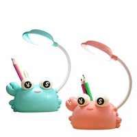 Lampe de bureau LED pour enfants, motif crabe de dessin animé, protection des yeux, abat-jour en plastique, taille-crayon, porte-stylo, chargement USB