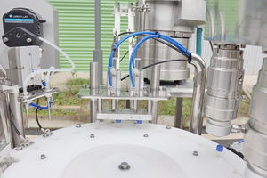 Machine de <span class=keywords><strong>remplissage</strong></span> et de bouchage monobloc à petite échelle 1ml 5ml 8ml 10ml pour gouttes oculaires, colle, crème pour les yeux, avec pompe péristaltique - Product Image 2