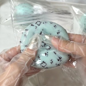 Juguete Antiestrés de TPR en Forma de Bola, Hecho a Mano, Color Verde Menta y Negro, 6 cm, Regalo Creativo para Niños y Adultos con un Toque Genial - Product Image 3