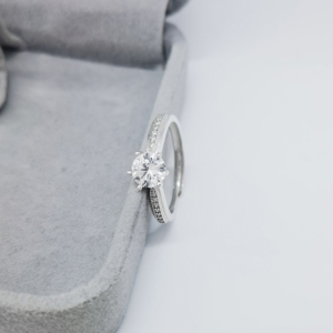 Bague de fiançailles romantique en argent 925 avec zircon, sertissage à six griffes, maintient solidement la pierre principale, motif trapézoïdal, petits diamants - Product Image 1
