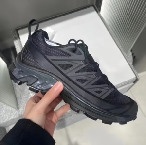 Chaussures de sport légères de haute qualité, conçues par des designers, avec un matériau en mesh respirant et doux, et des lacets confortables. - Product Image 3