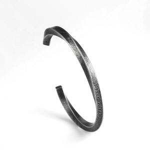 Pulsera <span class=keywords><strong>de</strong></span> brazalete abierto con <span class=keywords><strong>palo</strong></span> retorcido y palabras inspiradoras grabadas <span class=keywords><strong>de</strong></span> acero inoxidable con acabado <span class=keywords><strong>de</strong></span> <span class=keywords><strong>plata</strong></span> antigua - Product Image 4