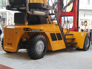 ราคาโรงงาน รถยกตู้คอนเทนเนอร์ยี่ห้อดังรุ่นใหม่ รถยกแบบ Reach Stacker 8 ตัน 9 ตัน ขับเคลื่อน 4 ล้อ สำหรับยกตู้คอนเทนเนอร์เปล่า ขาย - Product Image 4