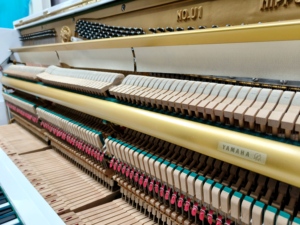 Piano Vertical Yamaha U1E de 88 Teclas, Color Blanco, Estilo Clásico, Teclas Contrapesadas, Montaje en Suelo, Tablero de Sonido de Madera Sólida 897619 - Product Image 3