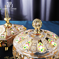 Grand pot décoratif carré élégant en verre doré avec couvercle à longue poignée et motif floral, idéal pour bonbons et friandises