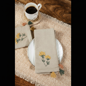 Vente en gros de serviette de table carrée en chambray brodée de fleurs européennes exclusives 45x45 cm avec glands colorés pour les mariages - Product Image 1