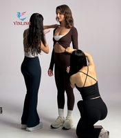 Ensemble de yoga pour femmes OEM en gros – Soutien-gorge à fines bretelles noir et blanc, short taille haute – Tenue de sport de yoga de haute qualité