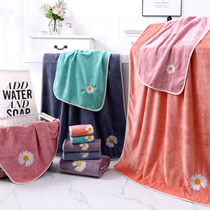 Ensemble de serviettes de bain en microfibre ultra-fine brodée de marguerites, célèbre sur <span class=keywords><strong>Internet</strong></span>, avec boîte cadeau douce à motif de tournesol - Product Image 1