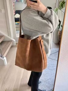 Borsa a Spalla da Donna Trendy 2025 in Finta Pelle Scamosciata Marrone, Stile Moda Personalizzato del Produttore per Autunno Inverno - Product Image 5